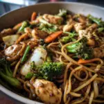 Asiapfanne mit Nudeln Huhn und Brokkoli