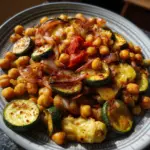 Orientalisches Ofengemüse mit Kichererbsen und Hummus