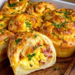 Frühstücksrollen mit Rührei, Käse und Speck