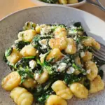 Gnocchi Pfanne mit Spinat und Feta - einfach & schnell