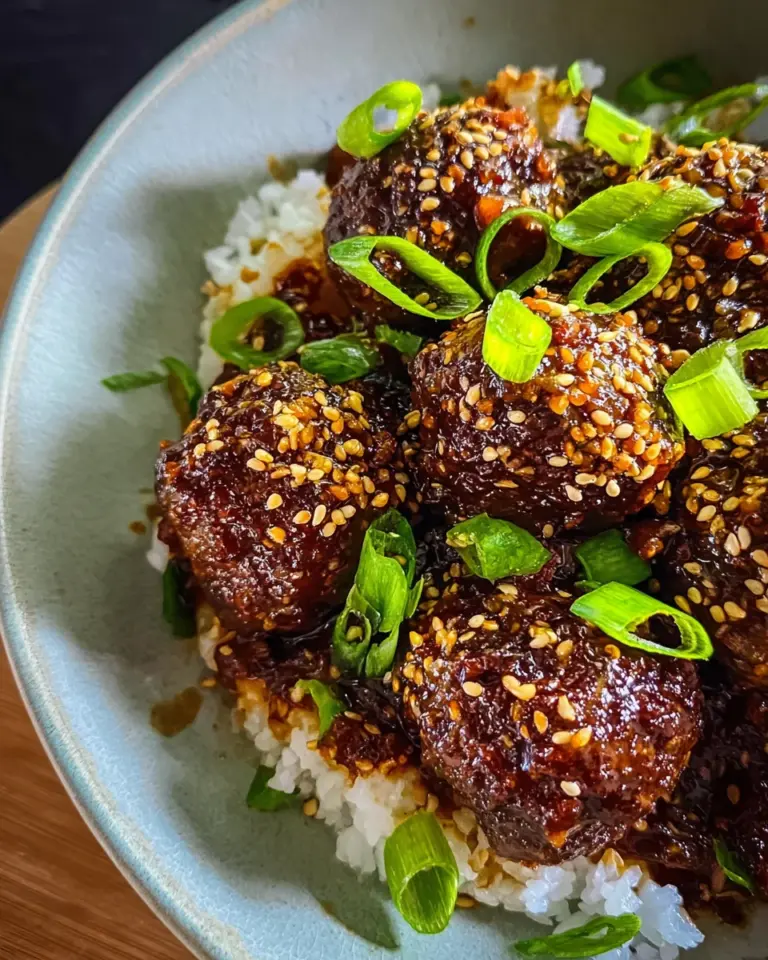 Hackfleischbällchen aus der Pfanne in Sesam-Teriyaki-Sauce (einfaches Rezept)