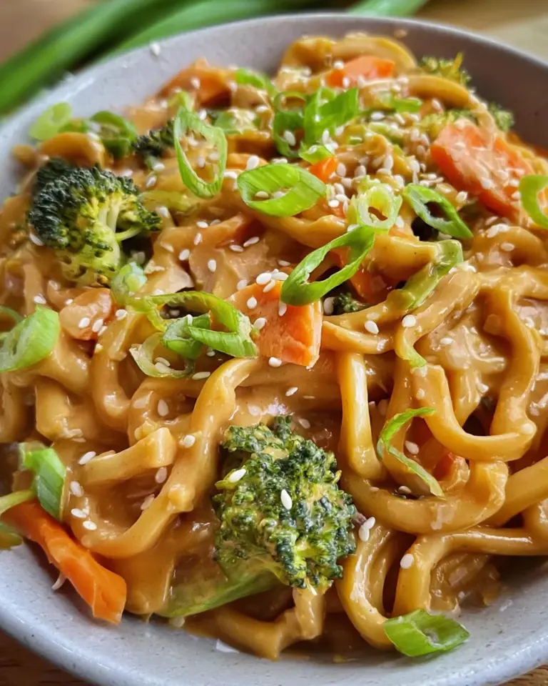 Udon Nudeln mit Erdnusssauce und Gemüse